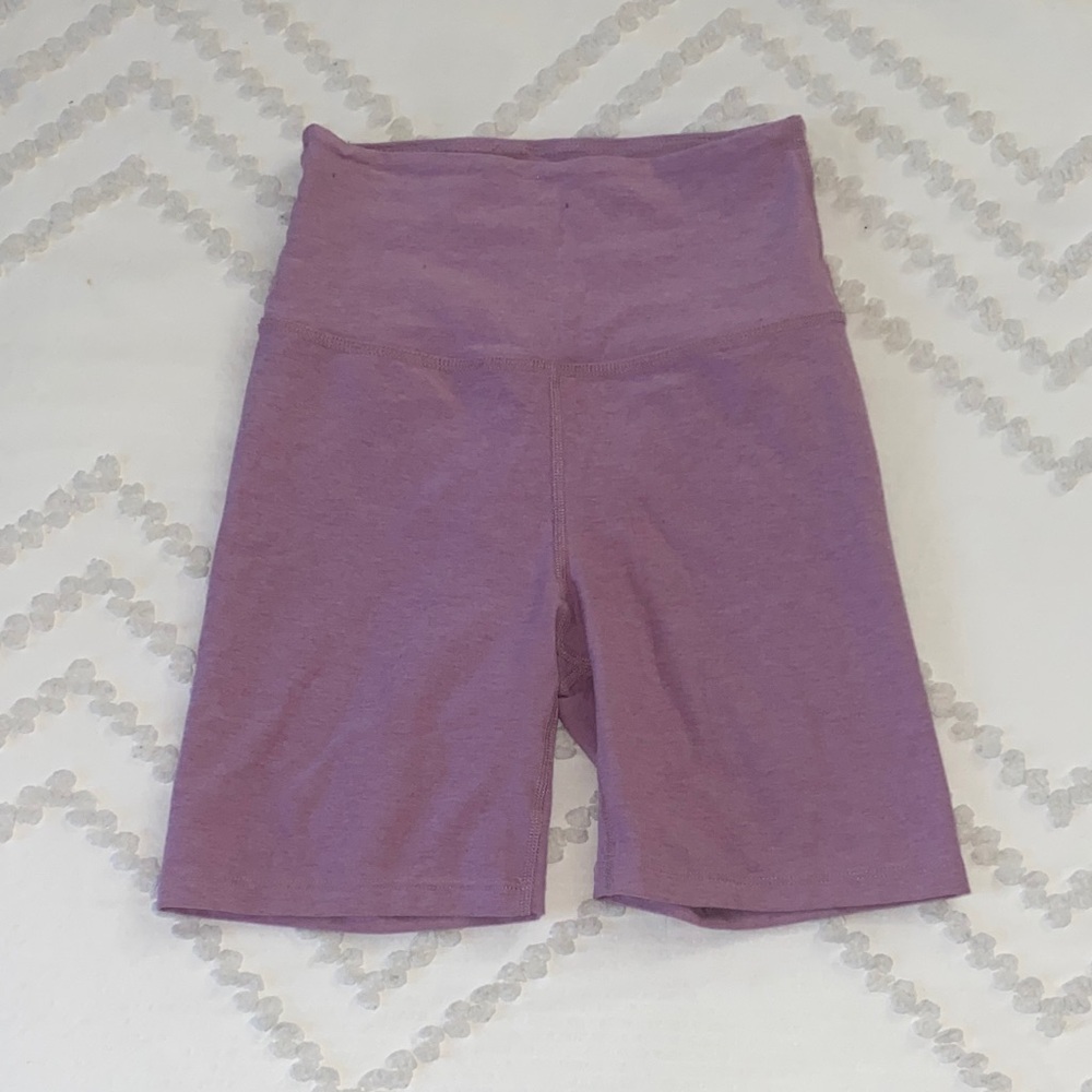 Beyond Yoga 5” biker short in lilac, size small